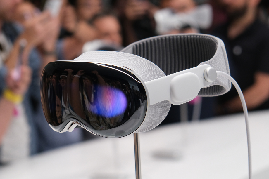Apple lần đầu ra kính Vision Pro giá 3.500 USD