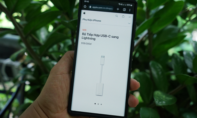 Phụ kiện giúp chuyển đổi từ cổng USB-C sang Lightning trên Apple Store Online tại Việt Nam. Ảnh: Bảo Lâm